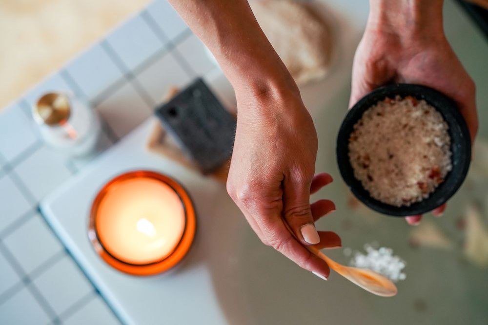 Soaps - Bath salt roses clear glass brass cap 500ml 'Just Relax' - WELLMARK