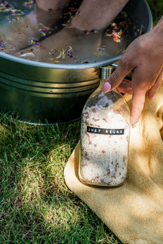 Soaps - Bath salt roses clear glass brass cap 500ml 'Just Relax' - WELLMARK