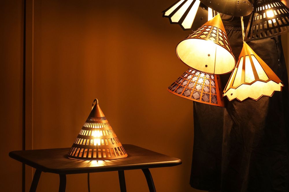 Objets design - BALADEUSE LOBA - CUIR - suspension, applique ou chevet. - LULE STUDIO