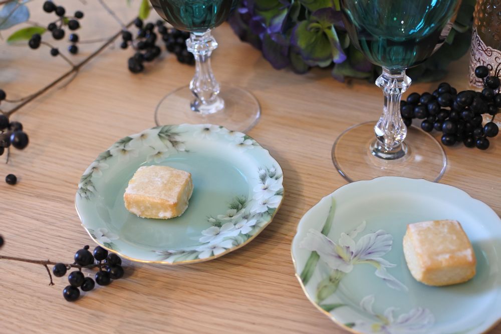 Tea and coffee accessories - Hand painted Japanese celadon round wave shaped small plate with Iris motif - YUKO KIKUCHI