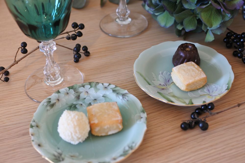 Tea and coffee accessories - Hand painted Japanese celadon round wave shaped small plate with Iris motif - YUKO KIKUCHI