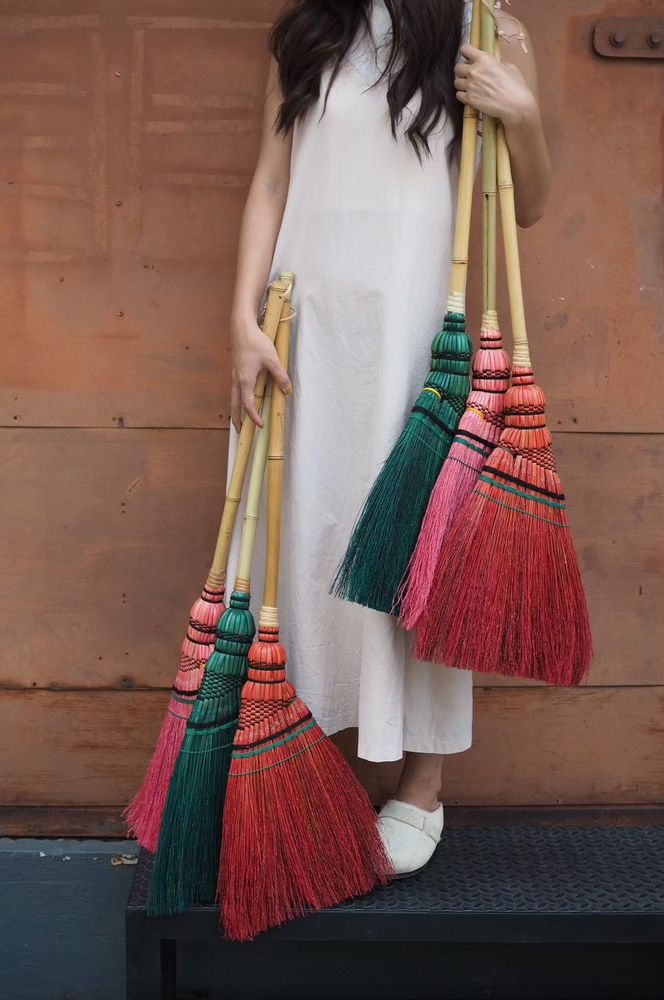 Objets design - BAAN BOON BROOMS - Balais et Brosses à Sorgho - BAAN BOON BROOMS
