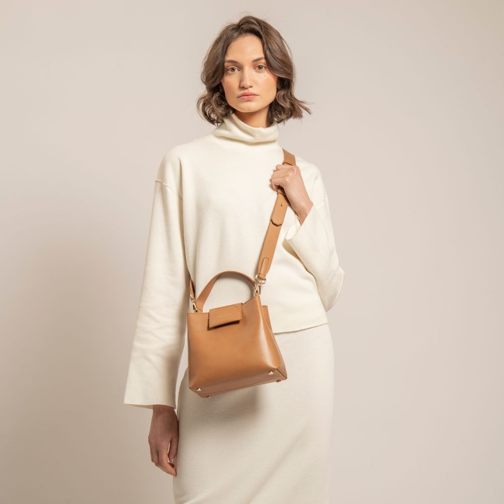 Sacs et cabas - Sac à main Vegan en cuir végétal Camel | forme sceau - CARMEN & SIMONE