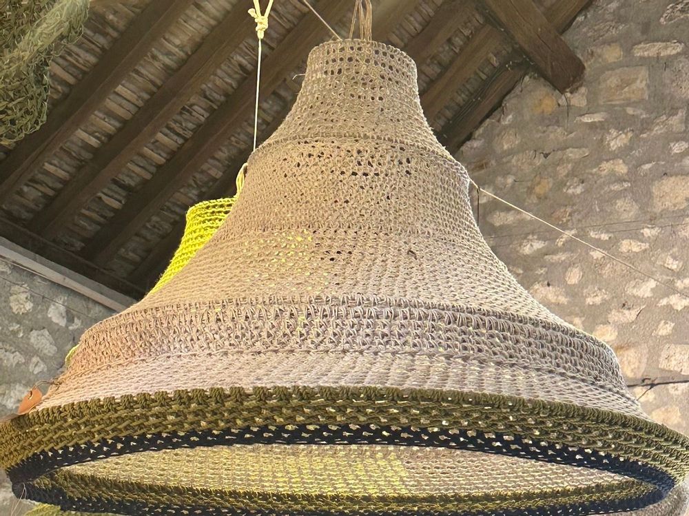 Aménagements pour bureau - Luminaire ARAMIS mélange de chanvre et de coton vert olive et noir Hauteur 60cm Diamètre 90 cm livré avec monture électrique - ADELE VAHN