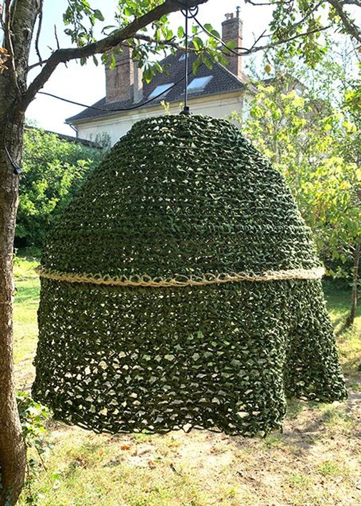 Aménagements pour bureau - Luminaire PIERRINE en raphia vert forêt Hauteur 75 cm Diamètre 70 cm livré avec monture électrique - ADELE VAHN