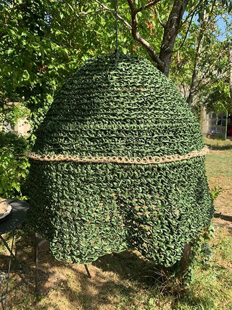 Aménagements pour bureau - Luminaire PIERRINE en raphia vert forêt Hauteur 75 cm Diamètre 70 cm livré avec monture électrique - ADELE VAHN