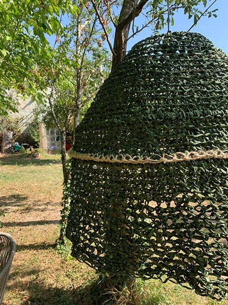 Aménagements pour bureau - Luminaire PIERRINE en raphia vert forêt Hauteur 75 cm Diamètre 70 cm livré avec monture électrique - ADELE VAHN