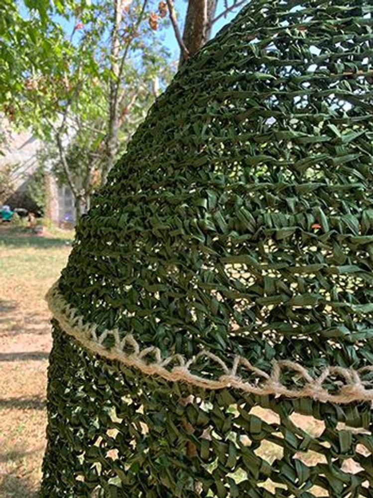 Aménagements pour bureau - Luminaire PIERRINE en raphia vert forêt Hauteur 75 cm Diamètre 70 cm livré avec monture électrique - ADELE VAHN