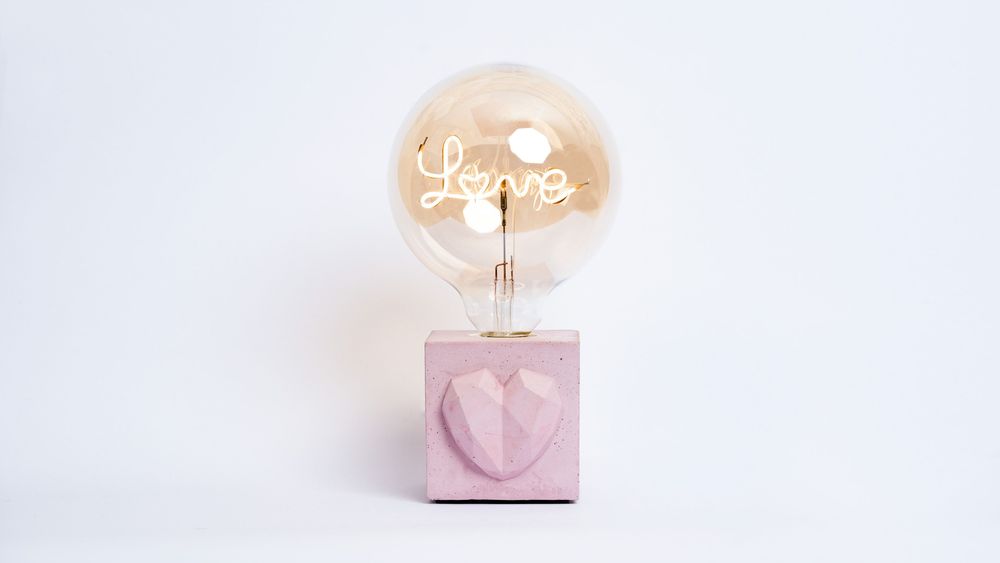 Objets de décoration - Lampe en béton coloré LOVE - JUNNY