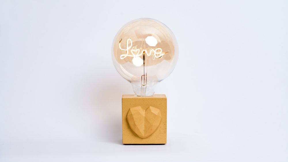 Objets de décoration - Lampe en béton coloré LOVE - JUNNY
