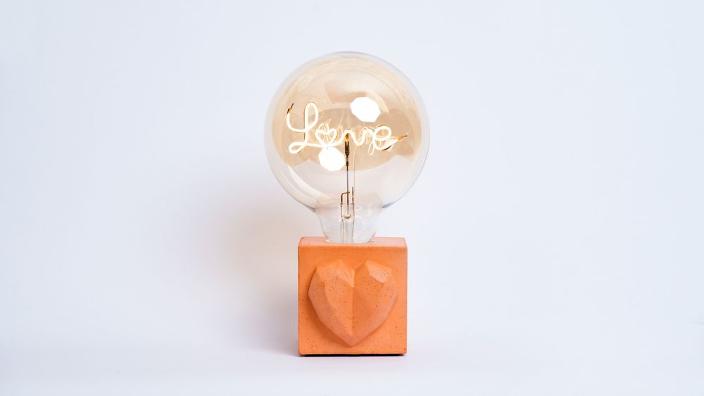 Objets de décoration - Lampe en béton coloré LOVE - JUNNY
