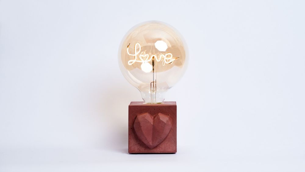 Objets de décoration - Lampe en béton coloré LOVE - JUNNY