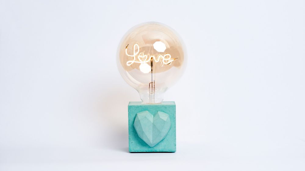 Objets de décoration - Lampe en béton coloré LOVE - JUNNY