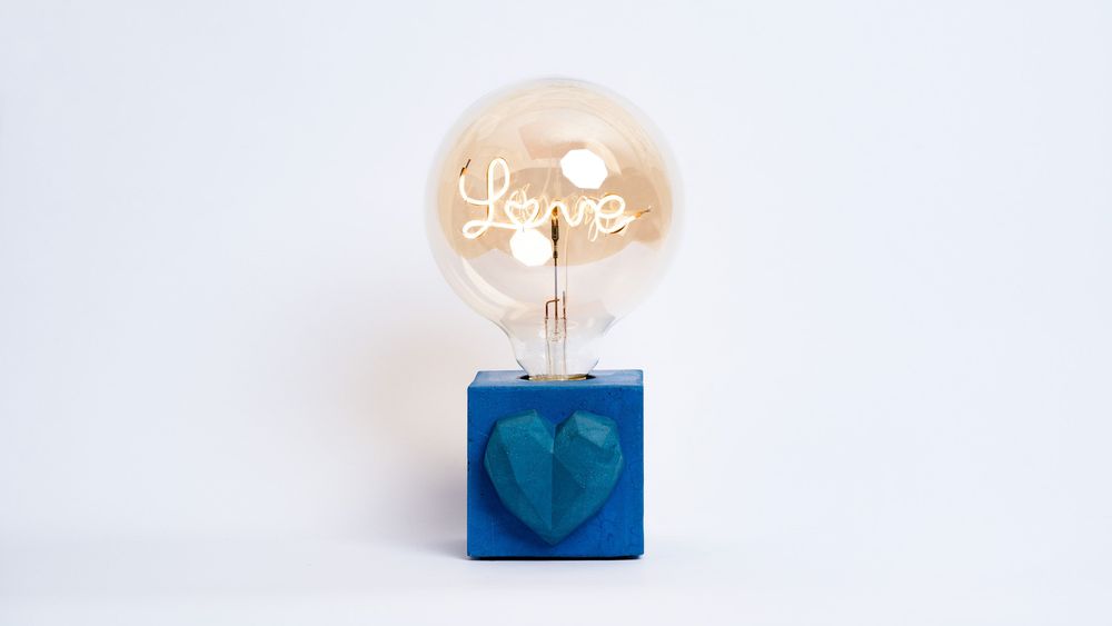 Objets de décoration - Lampe en béton coloré LOVE - JUNNY