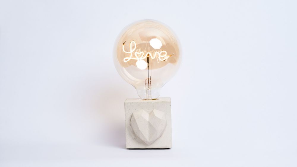 Objets de décoration - Lampe en béton coloré LOVE - JUNNY