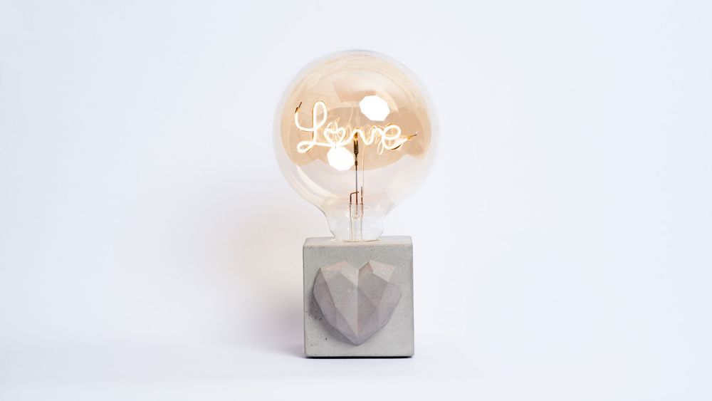 Objets de décoration - Lampe en béton coloré LOVE - JUNNY