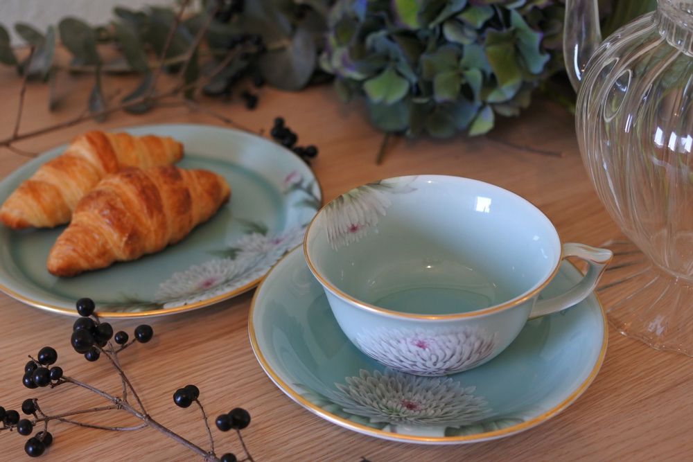Tea and coffee accessories - Celadon Chrysanthemum, Cup & Saucer - YUKO KIKUCHI