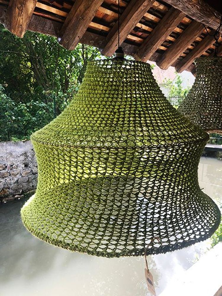 Aménagements pour bureau - Luminaire VERDISSIMO en corde de jute vert  apporte une fraîcheur à la pièce.Hauteur: 65cm Diamètre: 80 cm  livré avec monture - ADELE VAHN