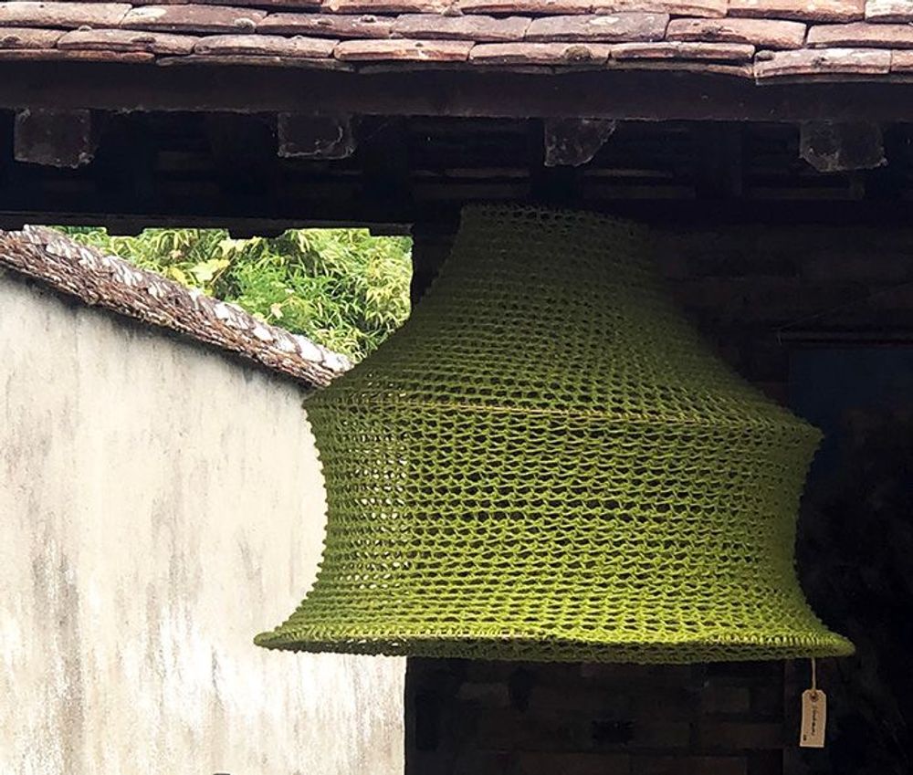 Aménagements pour bureau - Luminaire VERDISSIMO en corde de jute vert  apporte une fraîcheur à la pièce.Hauteur: 65cm Diamètre: 80 cm  livré avec monture - ADELE VAHN