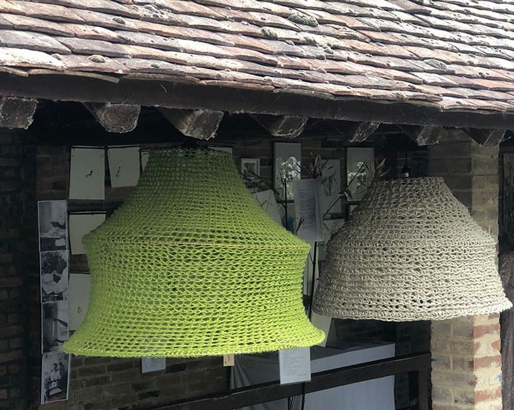 Aménagements pour bureau - Luminaire VERDISSIMO en corde de jute vert  apporte une fraîcheur à la pièce.Hauteur: 65cm Diamètre: 80 cm  livré avec monture - ADELE VAHN