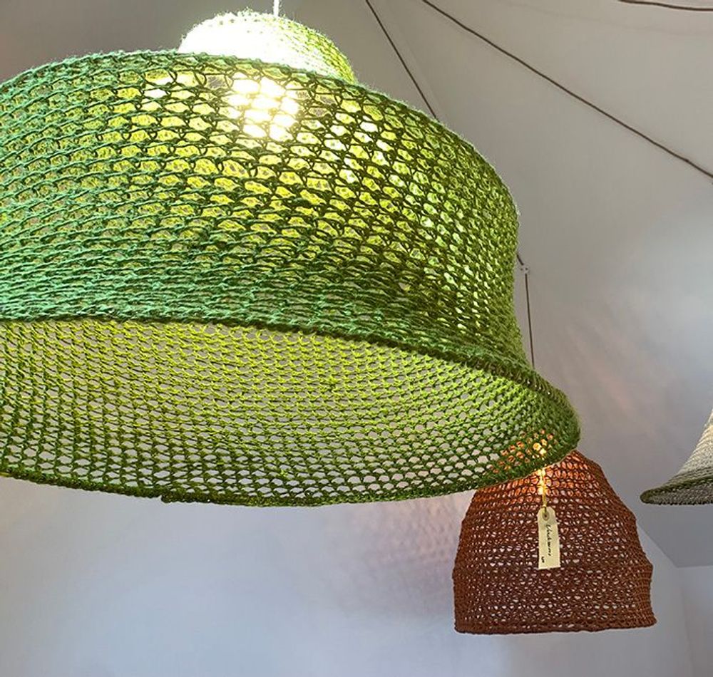 Aménagements pour bureau - Luminaire VERDISSIMO en corde de jute vert  apporte une fraîcheur à la pièce.Hauteur: 65cm Diamètre: 80 cm  livré avec monture - ADELE VAHN