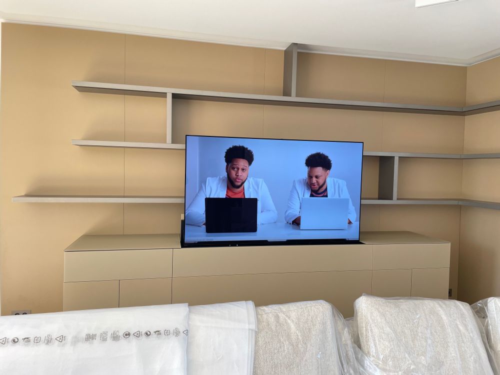 Buffets - MEUBLES TV  MOTORISÉS / LIFT / POUR ÉCRAN DE TRÈS GRANDE DIMENSION  SUR MESURE - ÉLÉGANCE ET TECHNOLOGIE