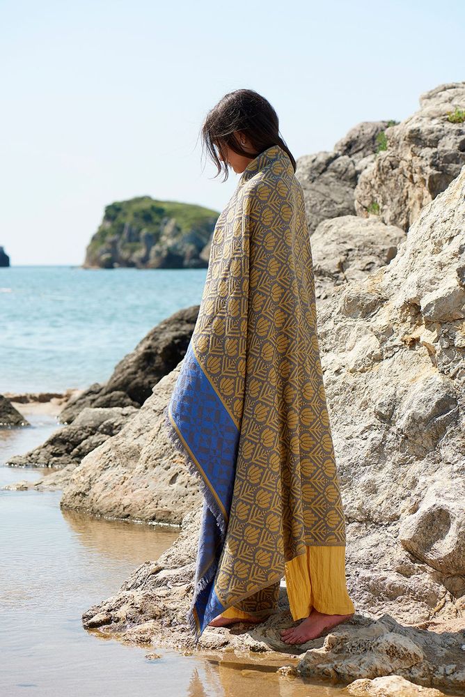 Throw blankets - Throw Blanket - 3RD CULTURE