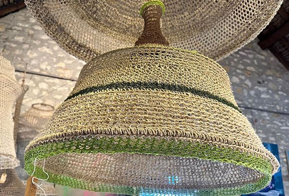 Aménagements pour bureau - Luminaire GARTEMPE en cordes de lin  naturel et coton vert olive  livré avec une monture électrique - ADELE VAHN