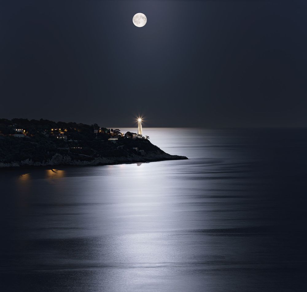 Photos d'art - Pleine lune en France lors d'une nuit sombre. Encadrement en bois noir. - ANNA DOBROVOLSKAYA-MINTS