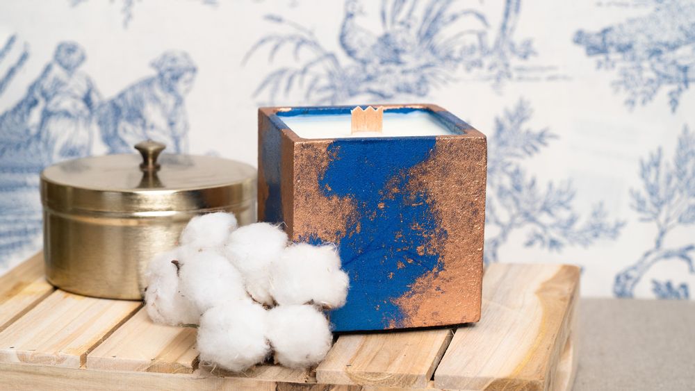 Bougies - BOUGIE CUBE EN BÉTON PATINÉ - CIRE VÉGÉTALE ET PARFUM DE GRASSE. - JUNNY