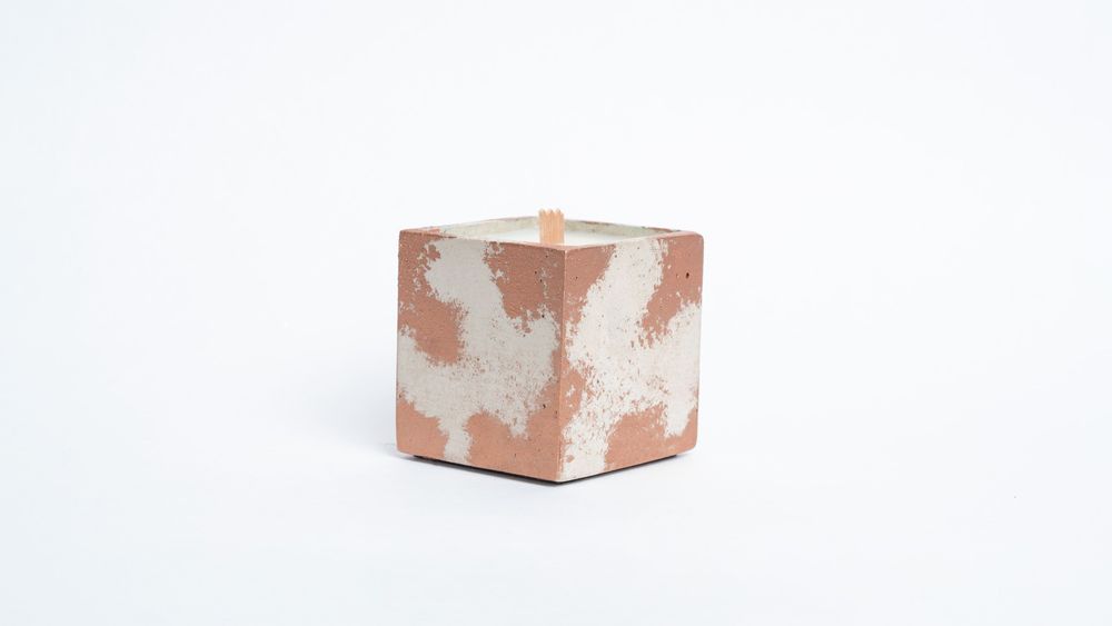 Bougies - BOUGIE CUBE EN BÉTON PATINÉ - CIRE VÉGÉTALE ET PARFUM DE GRASSE. - JUNNY