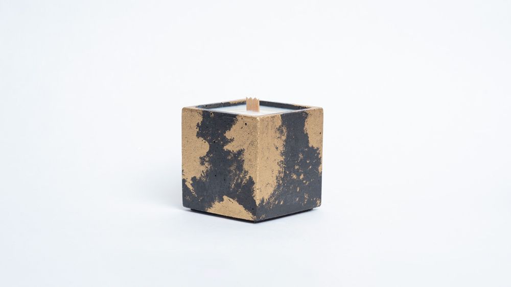 Bougies - BOUGIE CUBE EN BÉTON PATINÉ - CIRE VÉGÉTALE ET PARFUM DE GRASSE. - JUNNY