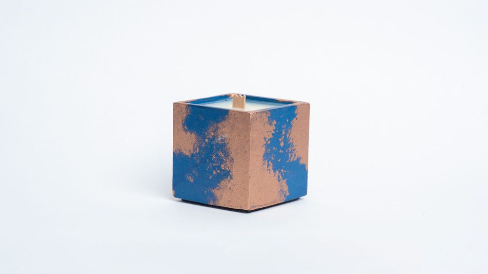 Bougies - BOUGIE CUBE EN BÉTON PATINÉ - CIRE VÉGÉTALE ET PARFUM DE GRASSE. - JUNNY