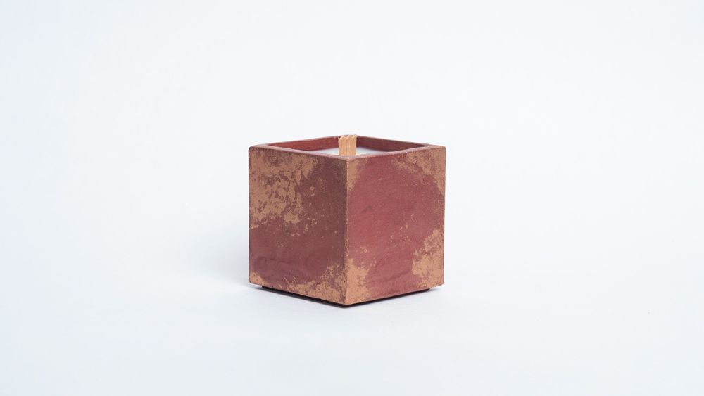 Bougies - BOUGIE CUBE EN BÉTON PATINÉ - CIRE VÉGÉTALE ET PARFUM DE GRASSE. - JUNNY