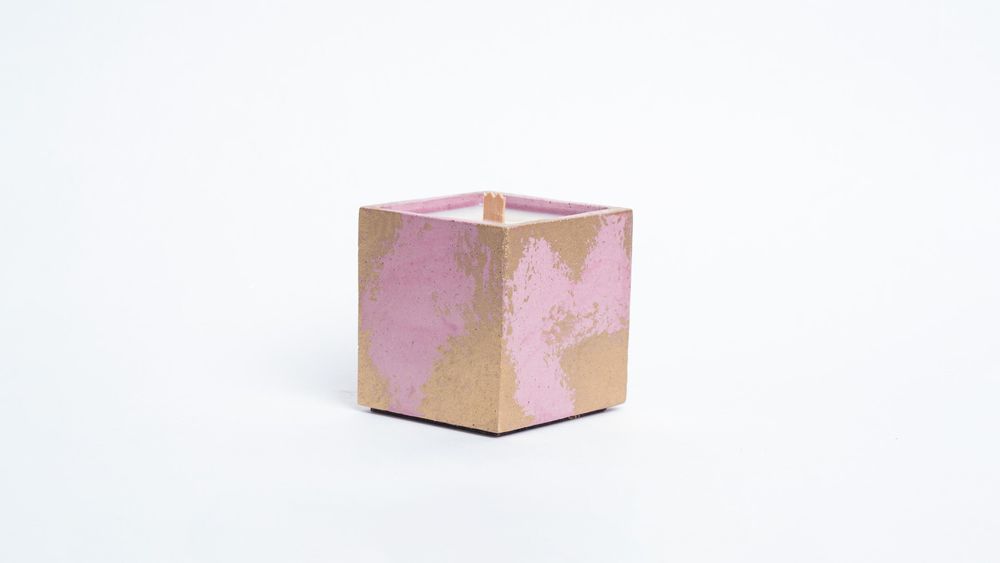 Bougies - BOUGIE CUBE EN BÉTON PATINÉ - CIRE VÉGÉTALE ET PARFUM DE GRASSE. - JUNNY