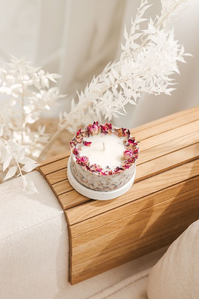 Candles - Soy Wax Candle With Red Rose Petals 250g - AURAE