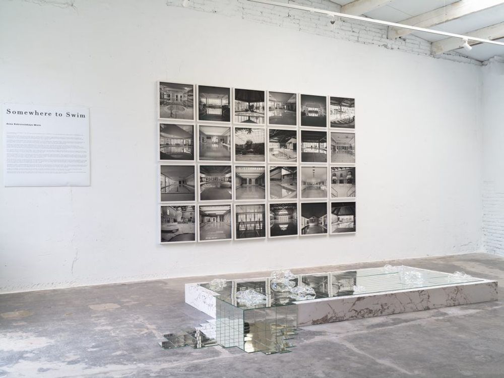 Photos d'art - Panneau de 24 tirages photo architecturaux en noir et blanc, de la série 'Somewhere to Swim', format 50x50 cm, encadrés dans une bordure blanche. - ANNA DOBROVOLSKAYA-MINTS