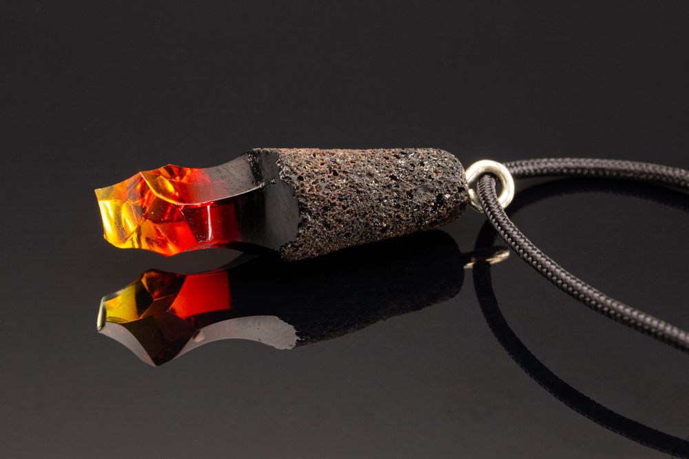 Bijoux - Pendentif Silex Ambre - THEOPHILE CAILLE