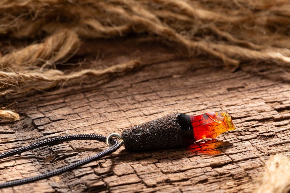 Bijoux - Pendentif Silex Ambre - THEOPHILE CAILLE