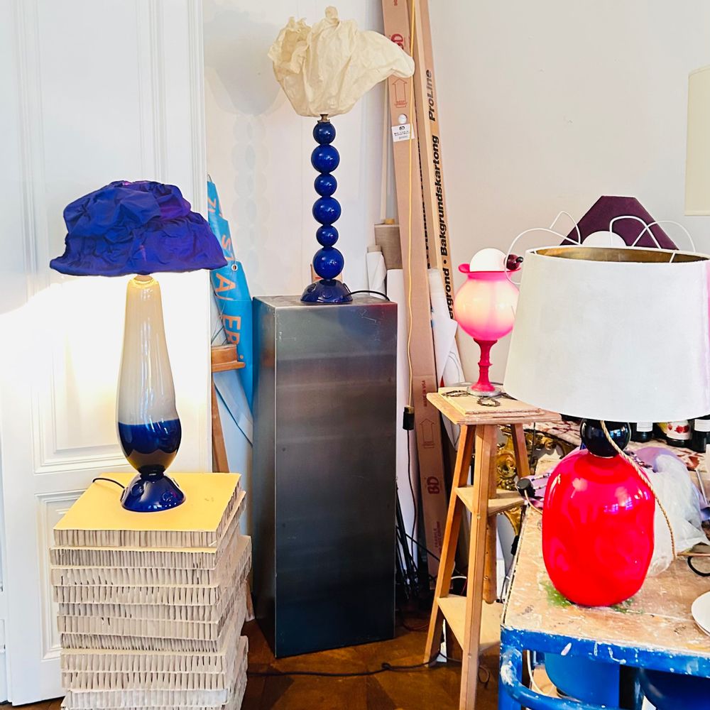 Verre d'art - Lampe à pompons bleus Yves Klein - MARINA BLANCA