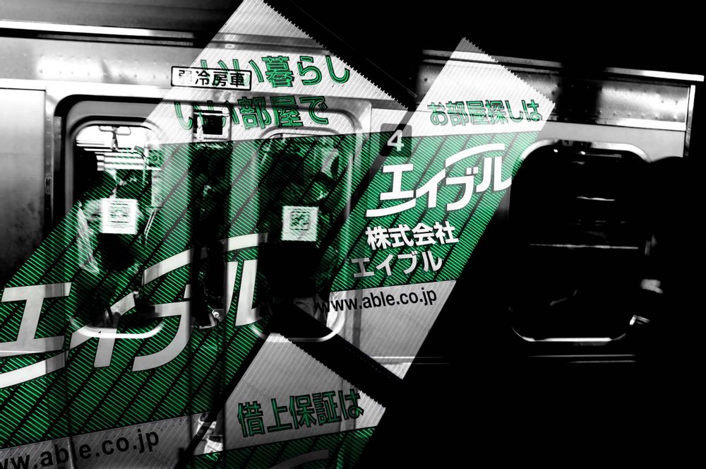 Photos d'art - Tokyo Metro Graphic Green Light - Tirage Photo en Édition Limitée contrecollé sous Diasec® Qualité Musée - LUDO CAZEBA - LIMITED PHOTOGRAPHY EDITIONS