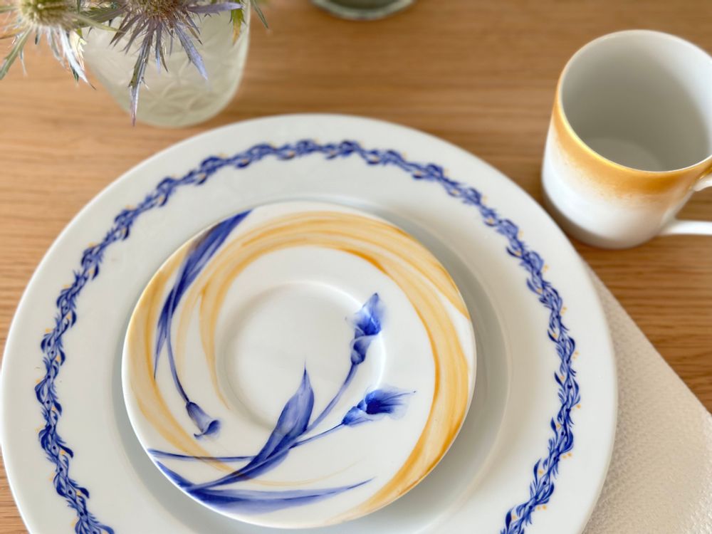Accessoires thé et café - Tasse et soucoupe bicolores en or et bleu gosu - YUKO KIKUCHI