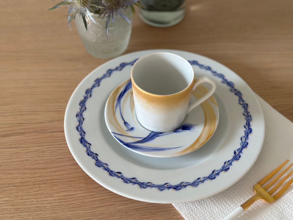 Accessoires thé et café - Tasse et soucoupe bicolores en or et bleu gosu - YUKO KIKUCHI