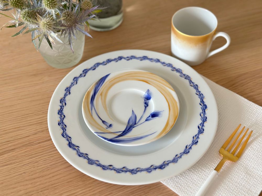 Accessoires thé et café - Tasse et soucoupe bicolores en or et bleu gosu - YUKO KIKUCHI