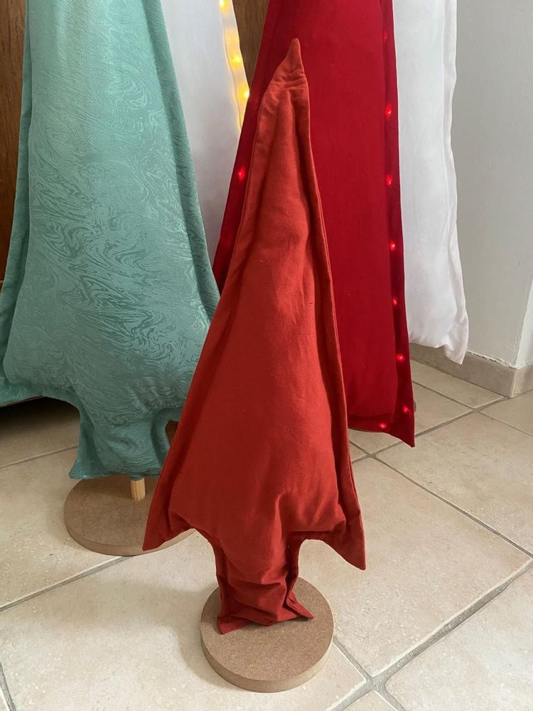 Autres décorations de Noël - Sapin de Noël 70 cm - Tissu upcyclé - LA FÉE L'A FAIT