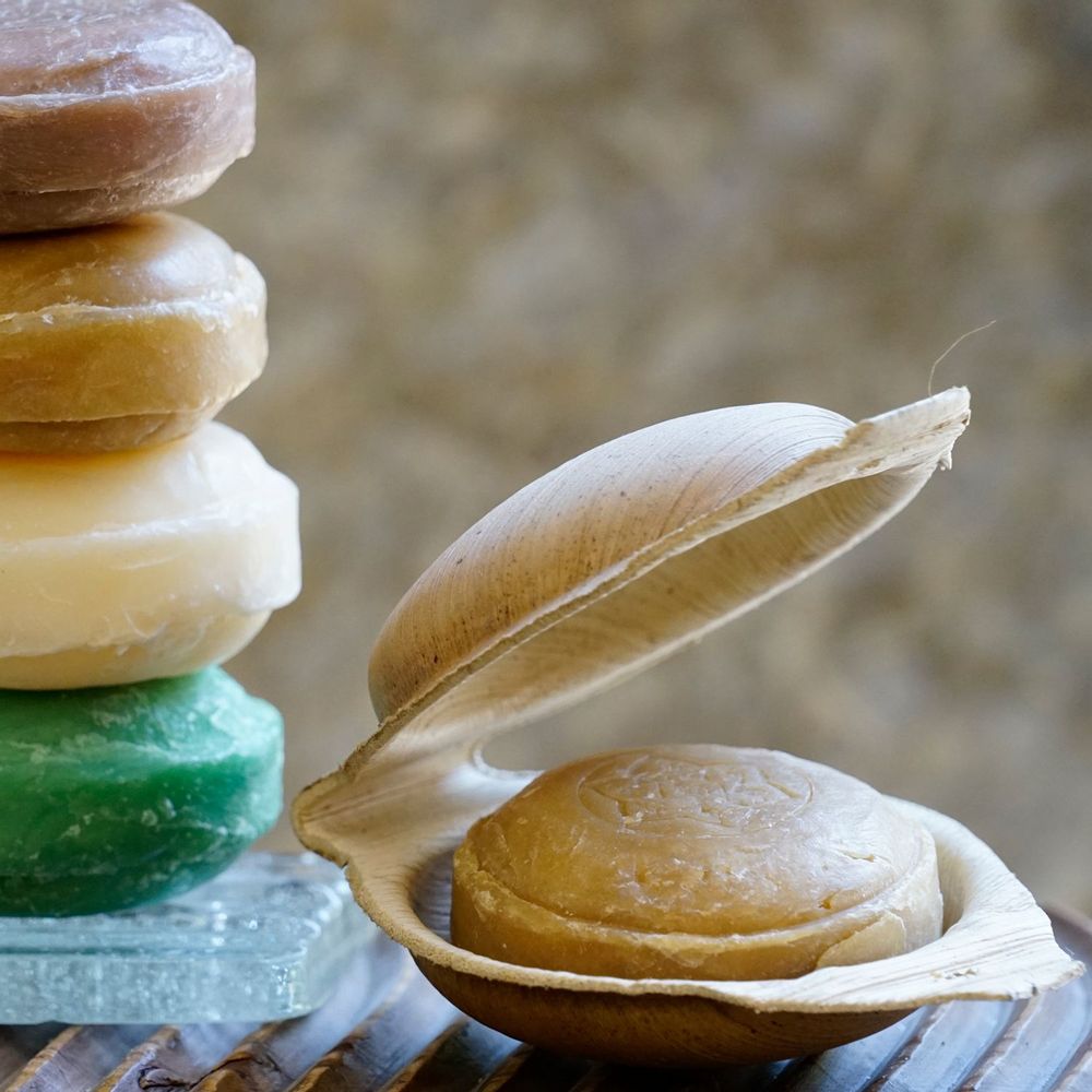 Coffrets et boîtes - TROUSSE CADEAU BIEN-ÊTRE KONJAC ET AYURVÉDA - SOIN TONIFIANT - KARAWAN AUTHENTIC