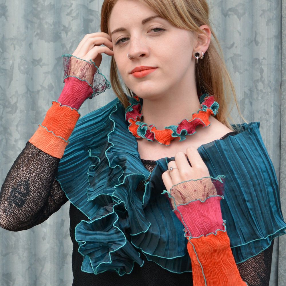 Bracelets - Pleated and tulle cuffs/mittens - MONIKA LINE-GOLZ