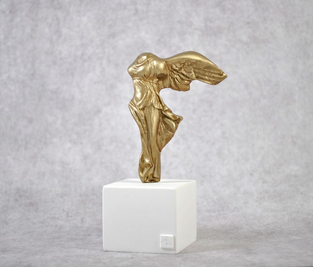 Sculptures, statuettes et miniatures - Statuette en bronze La victoire ailée de Samothrace - MATTER.