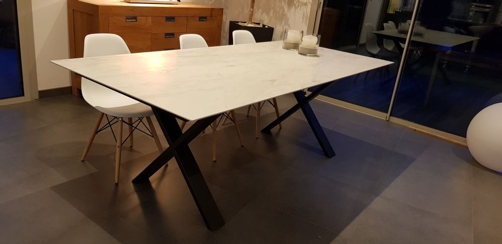 Tables Salle à Manger - Table repas en céramique Pied Cross - COLOMBUS MANUFACTURE FRANCE