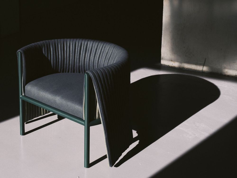 Armchairs - Iconic Wraap armchair, blue-green natural wool, blue structure - NOPPI
